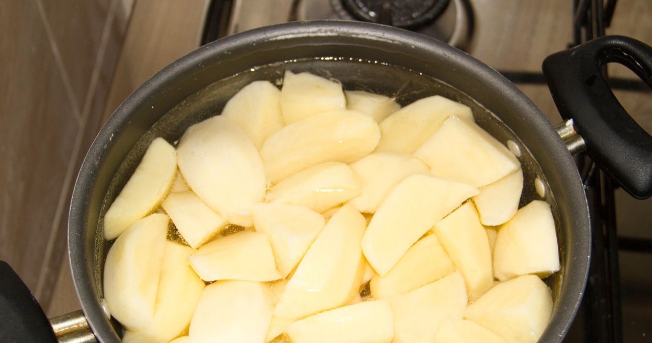 Przed gotowaniem ziemniaków zastosuj jeden trik. Będą miały niższe IG /KevMa21 /Canva Pro