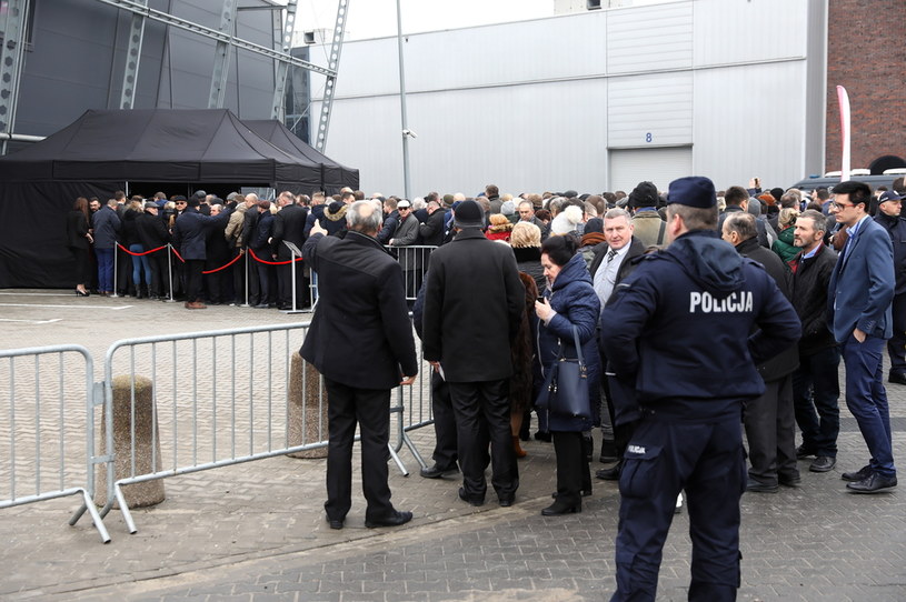 Przed halą Expo zgromadziły sie tłumy uczestników konwencji /Rafał Guz /PAP