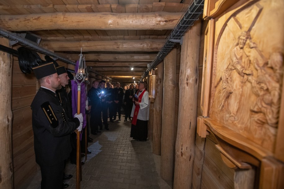 Przed jedną ze stacji podziemnej drogi krzyżowej /fot. R. Stachurski, Kopalnia Soli w Wieliczce  /