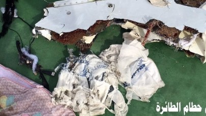 Przed katastrofą w airbusie EgyptAir pojawił się dym? Są zdjęcia odnalezionych fragmentów maszyny