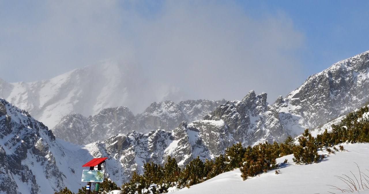 Przed każdą wycieczką w Tatry warto sprawdzić aktualne komunikaty publikowane przez Tatrzański Park Narodowy oraz prognozy pogody. /123RF/PICSEL