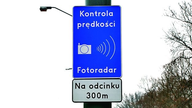 Przed każdym fotoradarem przenośnym straży miejskiej musi – zgodnie z przepisami – znaleźć się znak „Kontrola prędkości... Fotoradar” z tabliczką „Na odcinku...”. /Motor