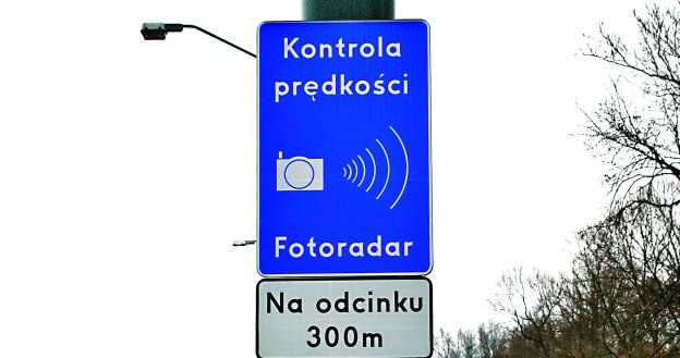 Przed każdym fotoradarem przenośnym straży miejskiej musi – zgodnie z przepisami – znaleźć się znak „Kontrola prędkości... Fotoradar” z tabliczką „Na odcinku...”. /Motor