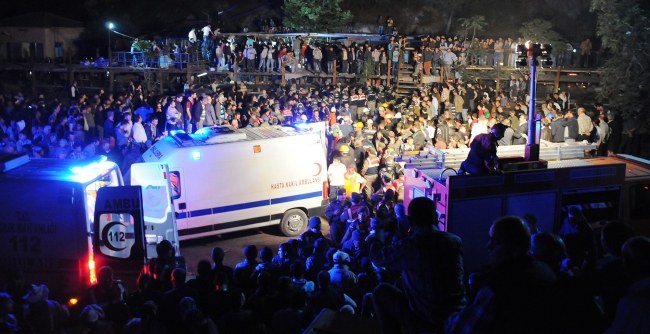 Przed kopalnią zgromadził się tłum czekający na zakończenie akcji ratunkowej /PAP/EPA/DEPO PHOTOS /PAP/EPA