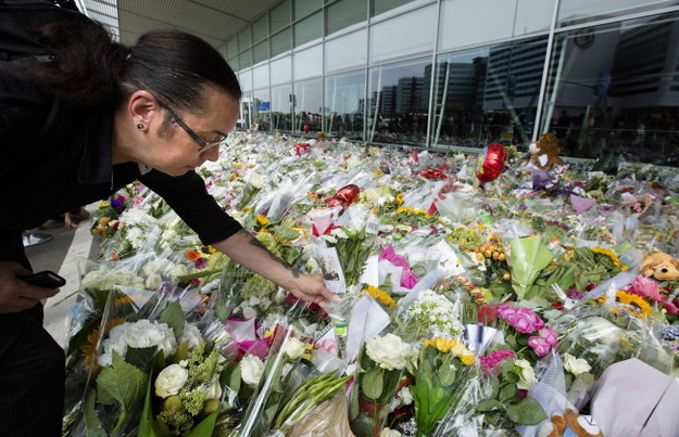 Przed lotniskiem Schiphol koło Amsterdamu cały czas składane są kwiaty w hołdzie dla ofiar katastrofy /BART MAAT /PAP/EPA
