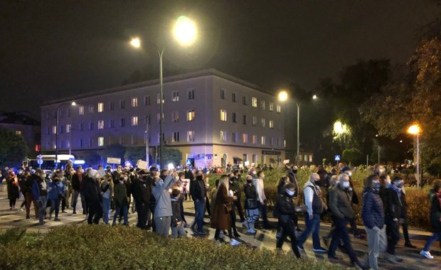 Przed mieszkaniem Krystyny Pawłowicz zgromadzili się protestujący. "Terroryści przed moim domem"