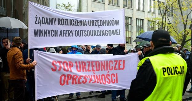 Przed MRPiPS odbyła się manifestacja przedsiębiorców przeciwko decyzjom ZUS /fot. Jakub Kamiński /PAP