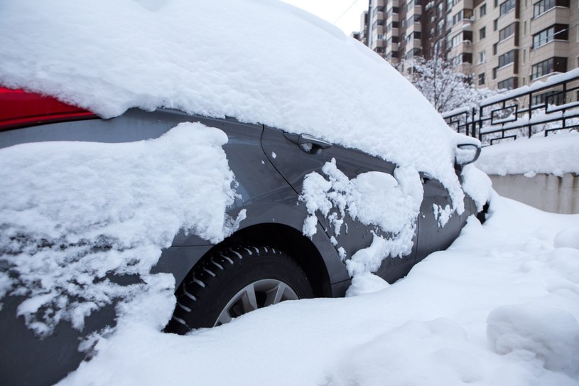Przed nadejściem zimy należy sprawdzić stan swojego samochodu /123RF/PICSEL