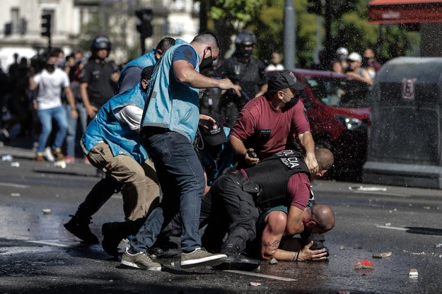 Przed Pałacem Prezydenckim kibice, którzy nie zdążyli oddać hołdu Diego Maradonie, starli się z policją /JUAN IGNACIO RONCORONI /PAP/EPA