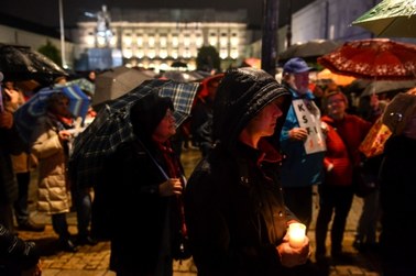 Przed Pałacem Prezydenckim manifestacja pod hasłem "Wszystkie światła na prezydenta"