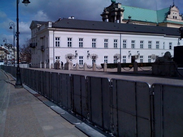 Przed Pałacem Prezydenckim pojawiły się barierki &nbsp; /Mariusz Piekarski /RMF FM