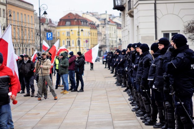 Przed Pałacem Prezydenckim stoi pojedynczy szpaler policjantów /Michał Dukaczewski /RMF FM