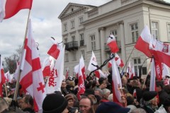 Przed Pałacem Prezydenckim zebrało się kilka tysięcy osób