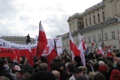 Przed Pałacem Prezydenckim zebrało się kilka tysięcy osób