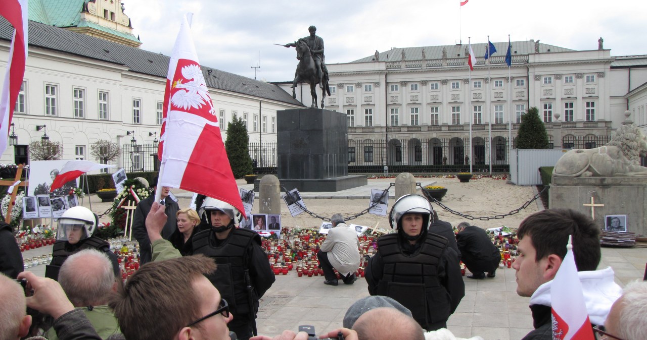 Przed Pałacem Prezydenckim zebrało się kilka tysięcy osób