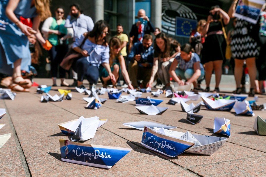 Przed Parlamentem Europejskim przeprowadzono happening w sprawie migrantów /STEPHANIE LECOCQ  /PAP/EPA