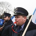 Przed parlamentem protest mundurowych ws. zasiłków chorobowych