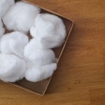 ​Przed październikiem umieść watę na parapecie. Efekt cię zaskoczy