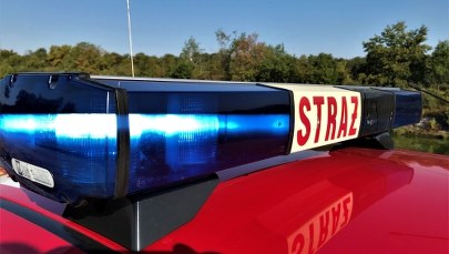 Przed płonącym domem leżała kobieta z ranami kłutymi. Policja wyjaśnia sprawę