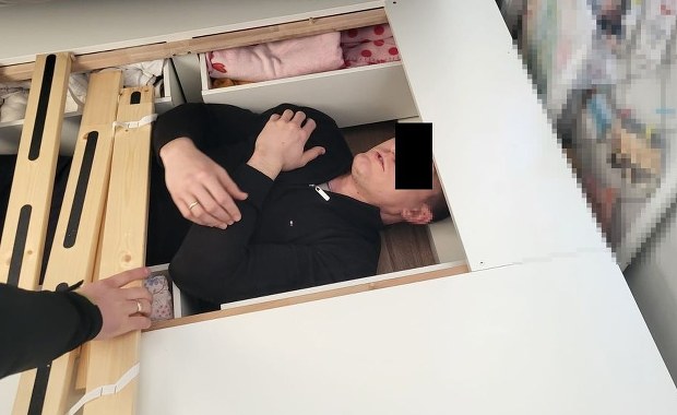 Przed policjantami schował się pod materacem