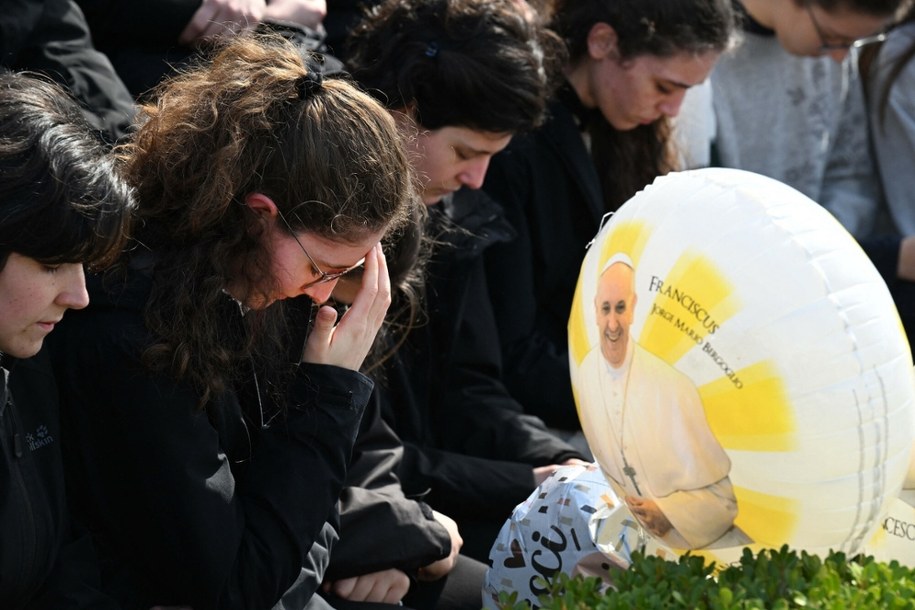 Przed Polikliniką Gemelli modlą się wierni. /Vandeville Eric/ABACA/Abaca/East News /East News