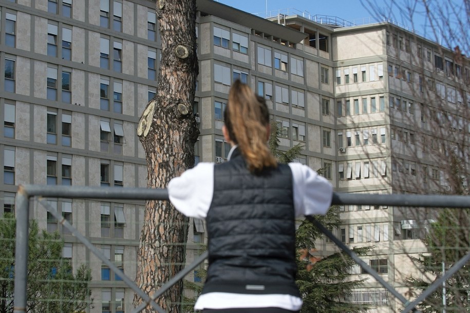 Przed Polikliniką Gemelli na informacje o stanie zdrowia papieża czekają wierni /IPA/ABACA/Abaca/East News /East News