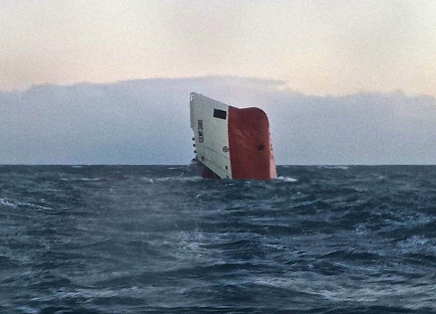 Przed południem statek "Cemfjord" całkowicie zatonął, dziób jednostki schował się pod wodę. /BRITISH ROYAL NATIONAL LIFEBOAT INSTITUTION / WICK LIFEBOAT / HO /PAP/EPA