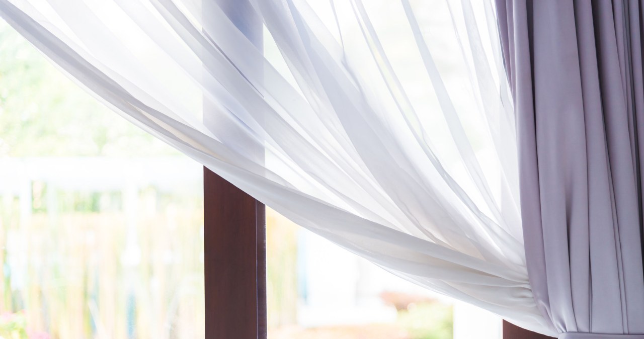 Przed praniem warto namoczyć firanki w wodzie z solą /123RF/PICSEL