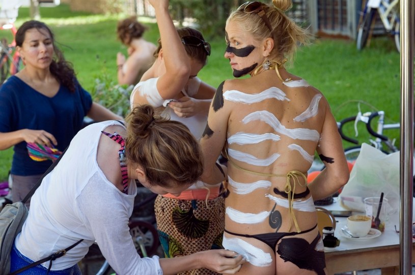 Przed protestem można było zrobić sobie bodypainting /AFP