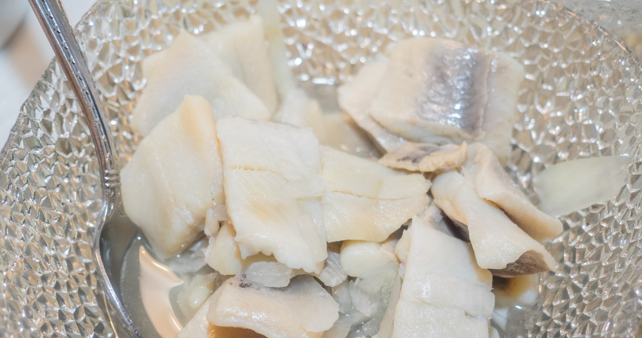 Przed przygotowaniem śledzi, nie zapomnij ich dokładnie namoczyć w odpowiedniej zalewie. Dzięki temu będą mieć wyjątkowy smak /melastmohican /123RF/PICSEL