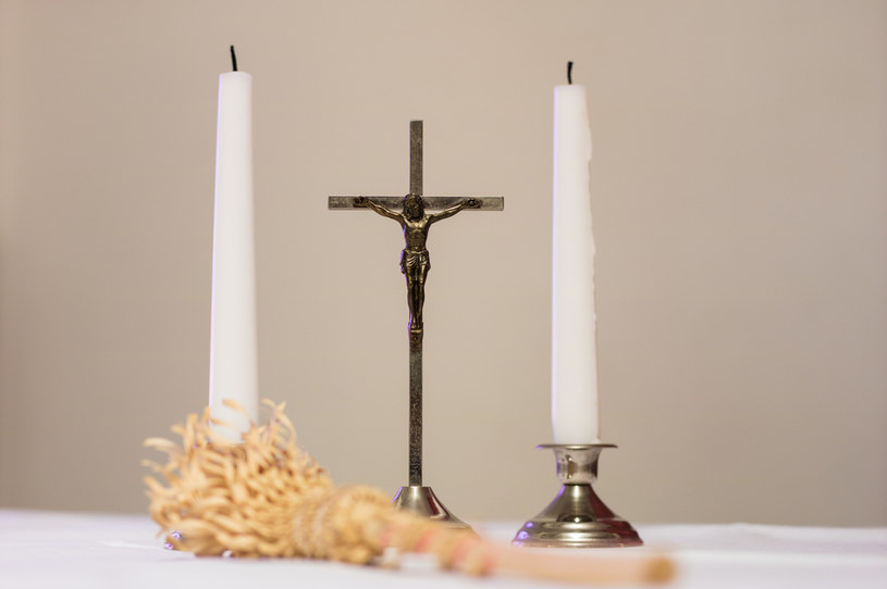 Przed przyjściem księdza należy na stole pokrytym białym obrusem ustawić krzyż oraz rozpalone świecie /123RF/PICSEL