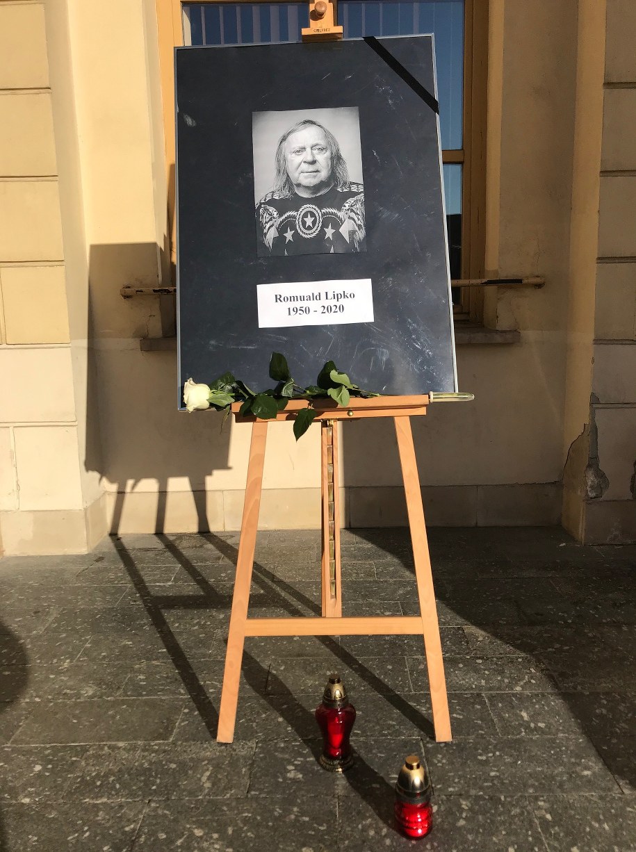 Przed Ratuszem zostało ustawione pamiątkowe zdjęcie Romualda Lipki, pod którym mieszkańcy ustawiają zapalone znicze /Krzysztof Kot /RMF FM