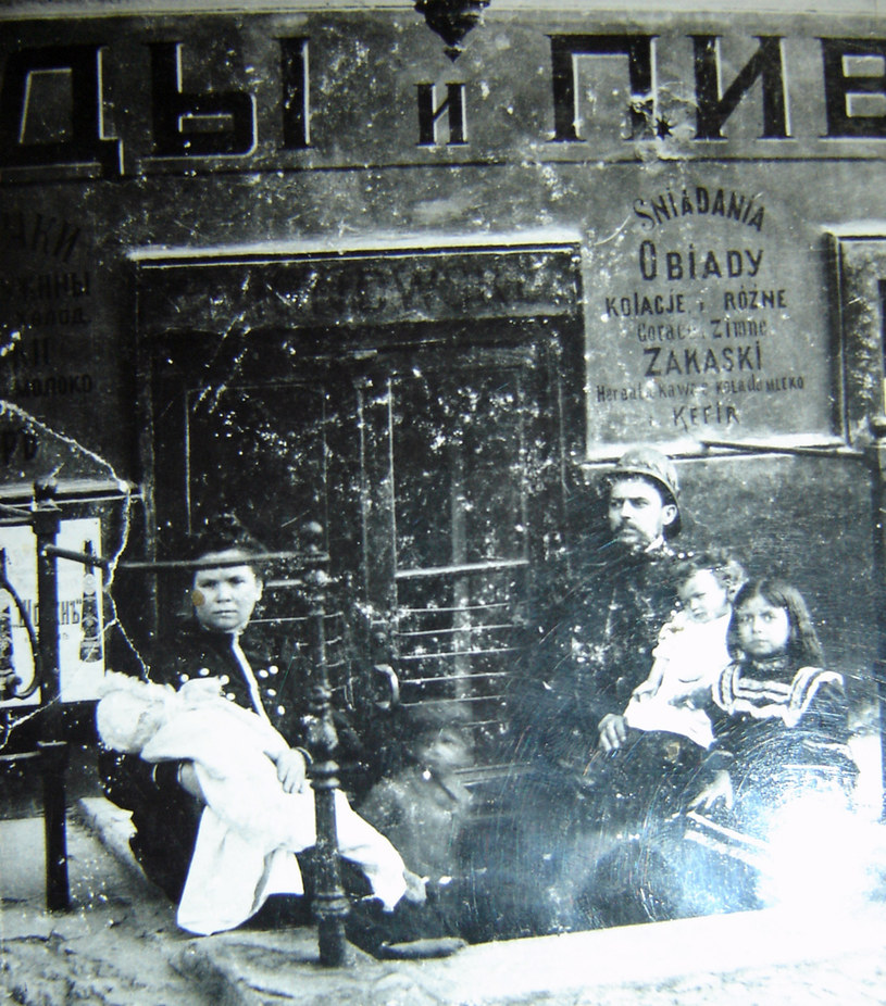 Przed restauracja w Odessie, rok 1908 (fot. z archiwum autorki) /INTERIA.PL