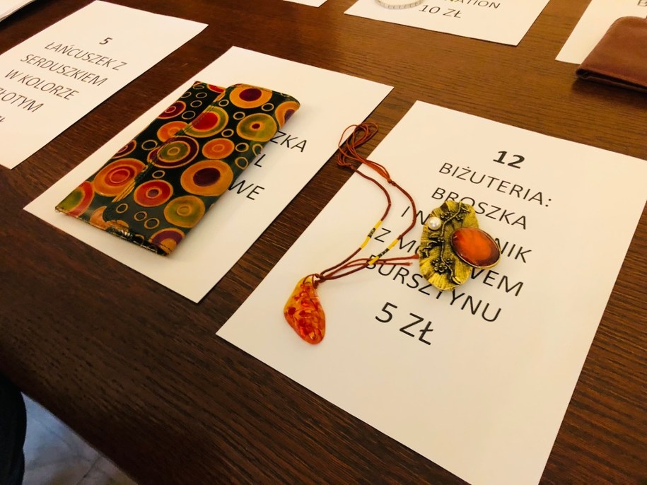 Przed rozpoczęciem aukcji każdy mógł obejrzeć wystawione na sprzedaż przedmioty /Agnieszka Wyderka /RMF FM