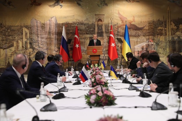Przed rozpoczęciem rozmów delegacje przywitał prezydent Turcji /TURKISH PRESIDENTAL PRESS OFFICE / HANDOUT /PAP/EPA