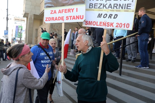 Przed Sądem Okręgowym w Warszawie zebrali się sympatycy i przeciwnicy Donalda Tuska /	Tomasz Gzell   /PAP