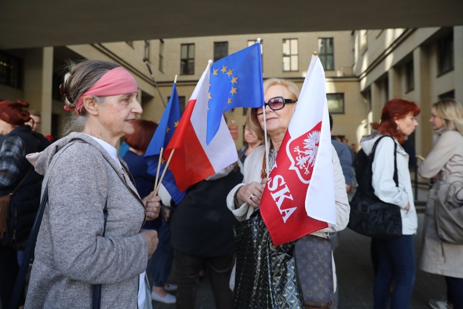 Przed Sądem Okręgowym w Warszawie zebrali się sympatycy i przeciwnicy Donalda Tuska /	Tomasz Gzell   /PAP