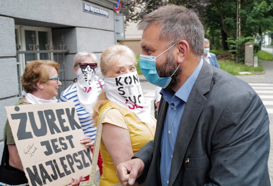 Przed sądem pojawiły się osoby popierające sędziego Żurka / Andrzej Grygiel /PAP