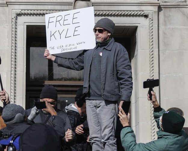 Przed sądem w Kenoshy przez ostatnie dni demonstrowali zwolennicy i przeciwnicy Kyle'a Rittenhouse'a. /TANNEN MAURY  /PAP/EPA