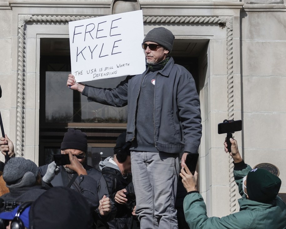 Przed sądem w Kenoshy przez ostatnie dni demonstrowali zwolennicy i przeciwnicy Kyle'a Rittenhouse'a. /TANNEN MAURY  /PAP/EPA