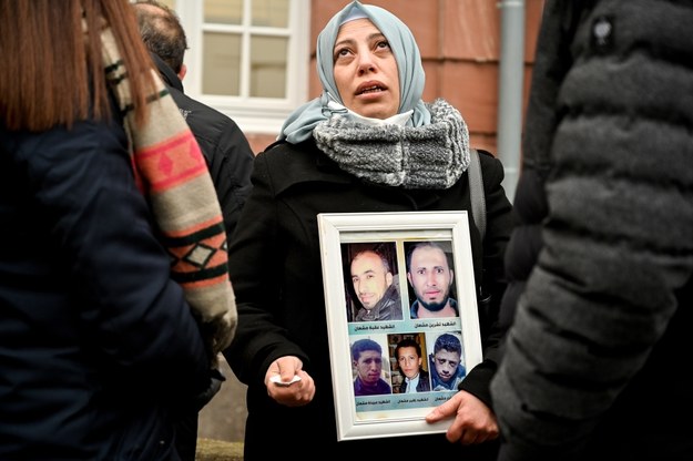 Przed sądem w Koblencji manifestowała Syryjka,. której syn stracił życie w "Piekle na Ziemi" /Sascha Steinbach /PAP/EPA