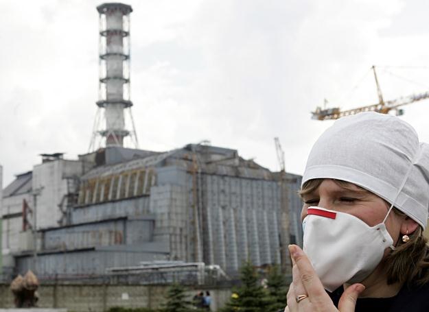 Przed sarkofagiem zbudowanym nad reaktorem nr 4, Czarnobyl /AFP