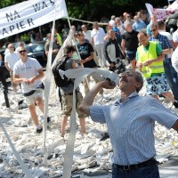 Przed Sejmem taksówkarze odpalili petardy, słychać było klaksony i piszczałki, rzucali rolkami papieru toaletowego