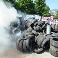 Przed Sejmem taksówkarze odpalili petardy, słychać było klaksony i piszczałki, rzucali rolkami papieru toaletowego