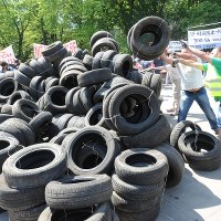 Przed Sejmem taksówkarze odpalili petardy, słychać było klaksony i piszczałki, rzucali rolkami papieru toaletowego