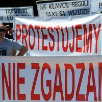 Przed Sejmem taksówkarze odpalili petardy, słychać było klaksony i piszczałki, rzucali rolkami papieru toaletowego