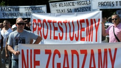 Przed Sejmem taksówkarze protestowali przeciwko deregulacji 