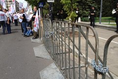 Przed Sejmem związkowcy protestują przeciwko reformie emerytur