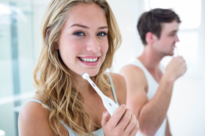 Przed seksem oralnym nie zaleca się szczotkowania zębów, by uniknąć mikrourazów w jamie ustnej /123RF/PICSEL