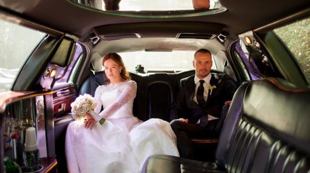 Przed serialowym ślubem, w limuzynie - ktoś tu wygląda na zdenerwowanego... /TVN